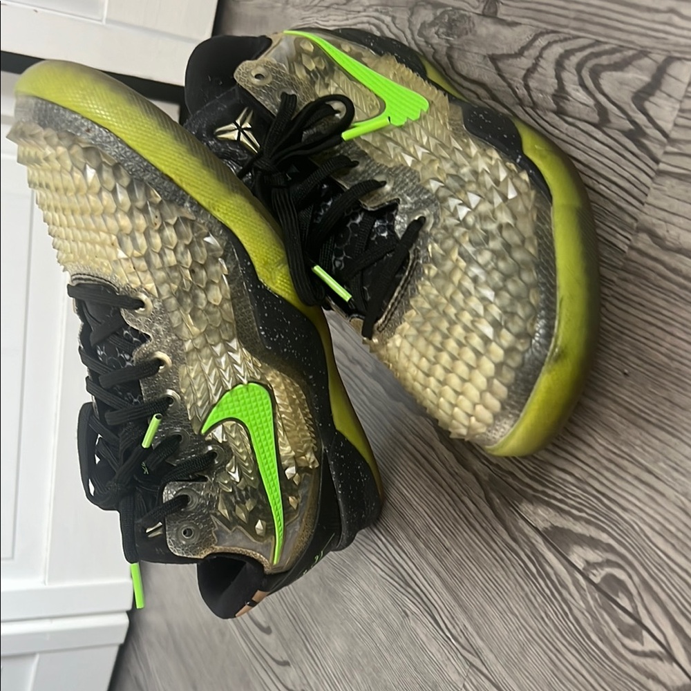 Nike Kids Shoes in Black and Green